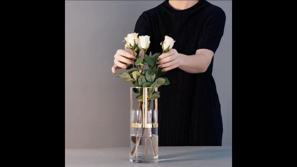 Hold- Adjustable vase